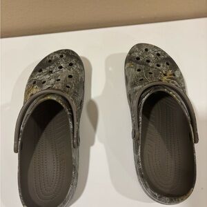 CROCS Men's Camo Gray Clogs